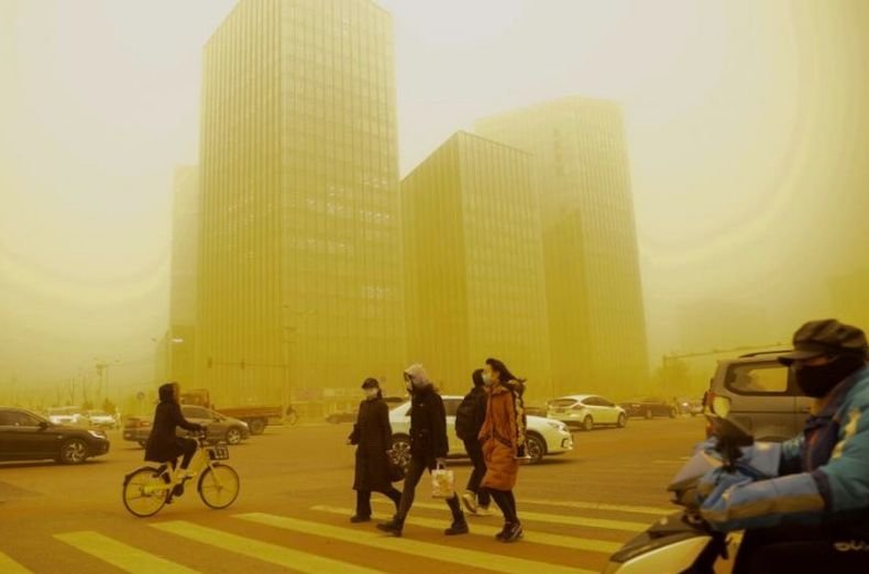 COVID-19 отново покоси Пекин, затварят училища и ресторанти
