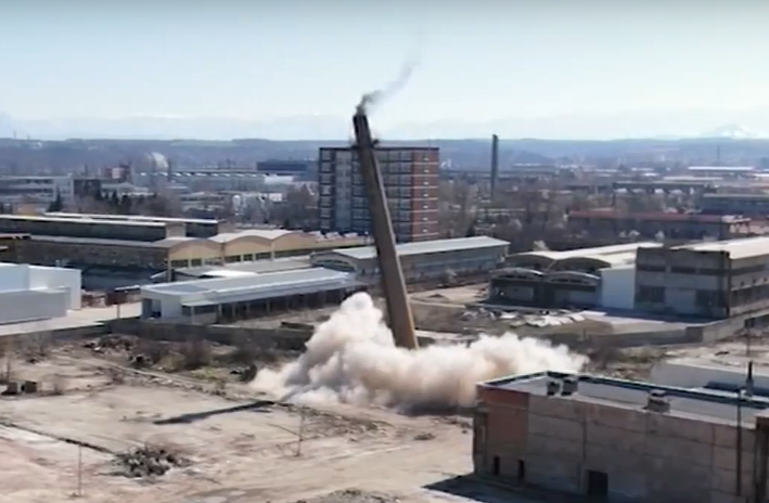 Събориха с взрив 53-метров комин в Монтана