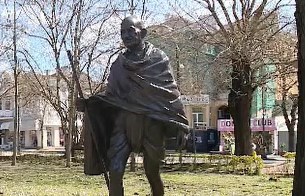 ВАНДАЛЩИНА: Откраднаха очилата на статуята на Ганди във Варна