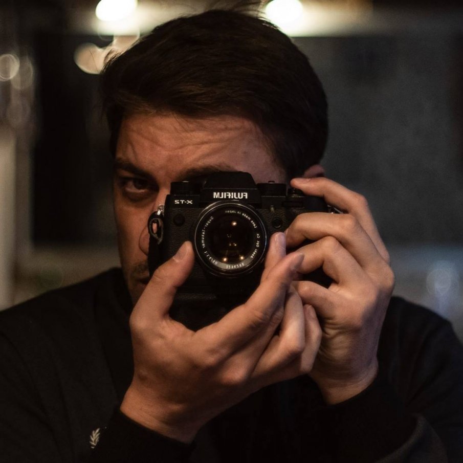 Карамазов предизвика фурор със своя СНИМКА на конкурс в Румъния