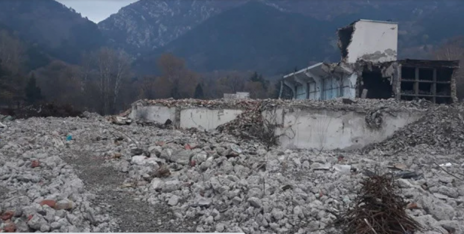 Тадаръков срина Карловска коприна, ще строи военен гарадок