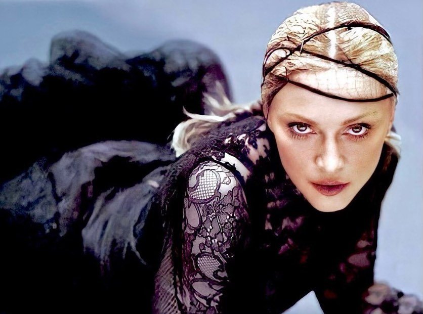 НАРИЧА СЕ ФОТОШОП: Мадона се пусна топлес и без бръчки (СНИМКА)