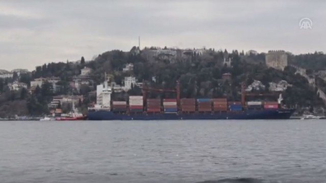 Голям товарен кораб се блъсна на пристанището в Истанбул