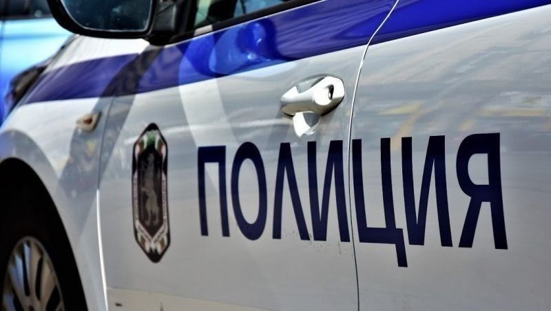 Полицай наби в близост до Езикова гимназия Академик Людмил Стоянов