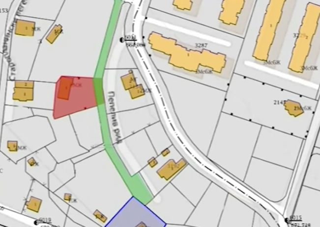 Собственик на парцел остана без улица към имота