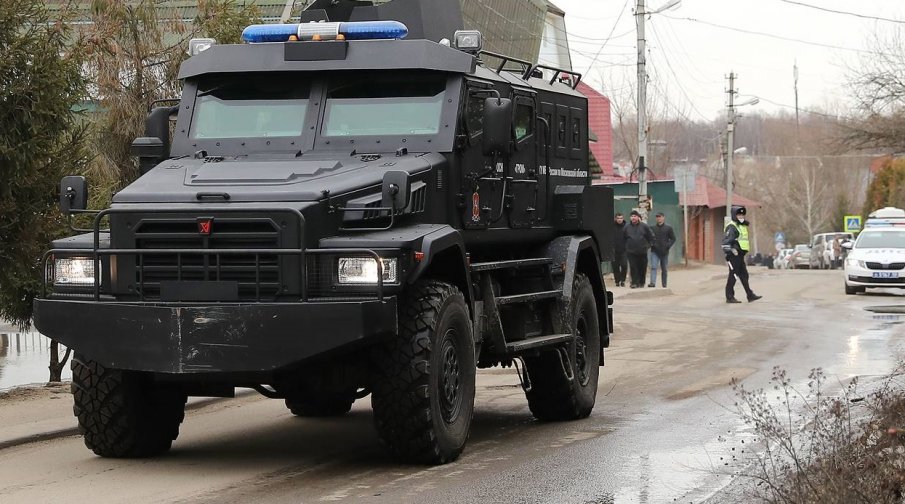 Стрелба и взривени гранати при спецоперация в предградие на Москва