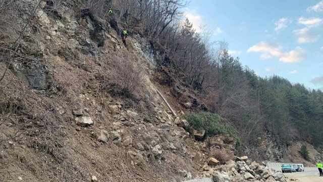 Пътят Смолян – Чепеларе остава затворен заради свлачище