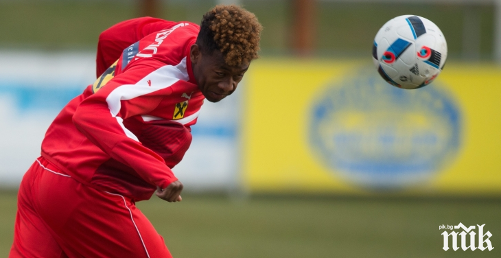 Барса няма да привлече Алаба...