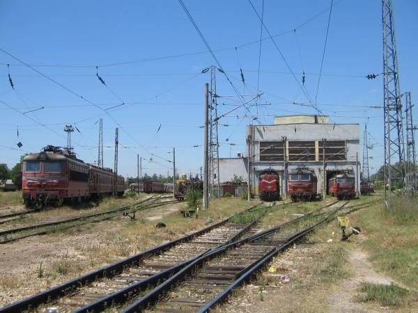 ИГРА С ОГЪНЯ: Крадци на баластра повредили два локомотива