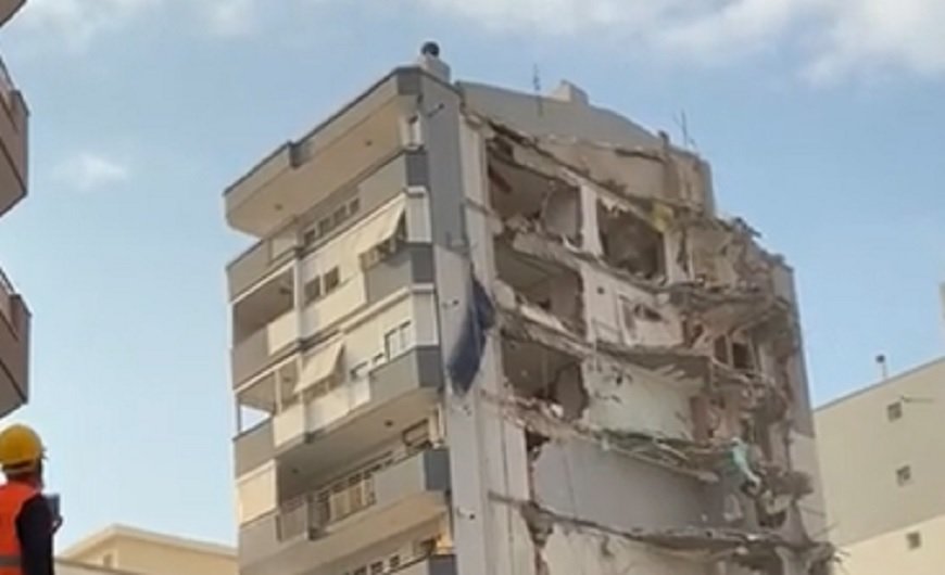 Нарочена за разрушаване сграда в Измир се стовари върху друга след грешка при експлозия (ВИДЕО)