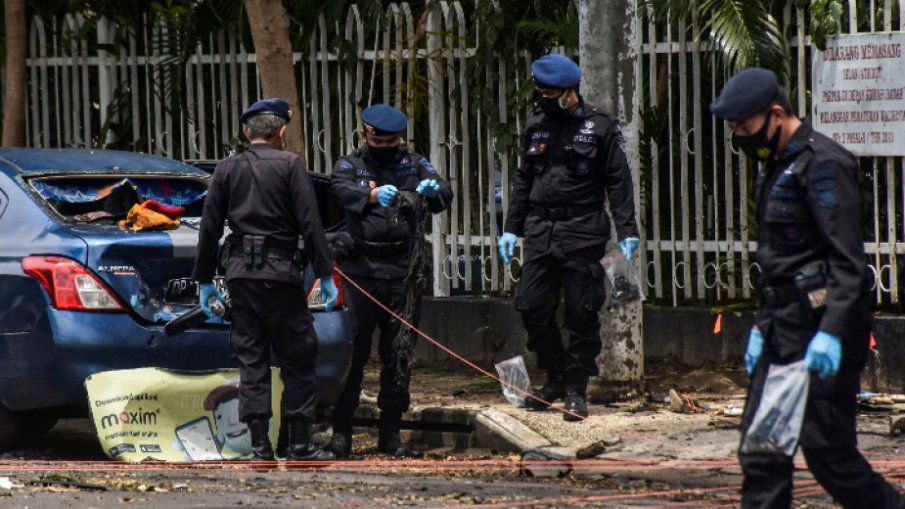 Атентатът в католическата църква в Индонезия е извършен от младоженци