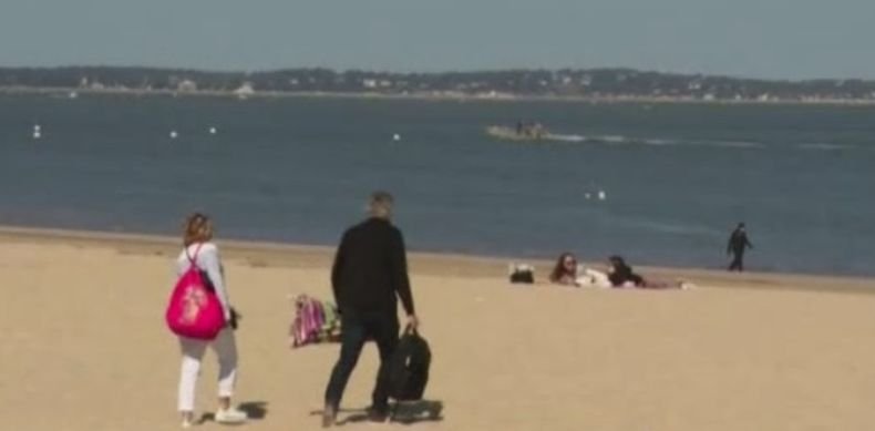 В Югозападна Франция хората излязоха по плажовете заради необичайно топло за сезона време