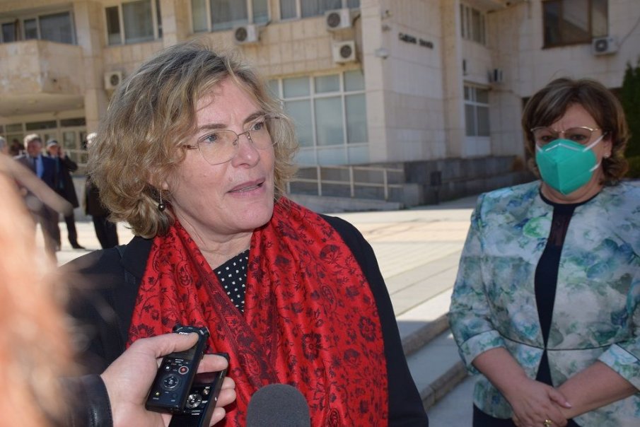 Френският посланик Флоранс Робин на обиколка из Ловеч