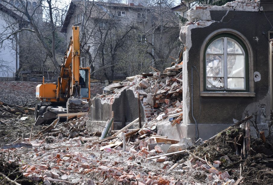 Събориха къщата на Димитър Димов в столицата (СНИМКИ)