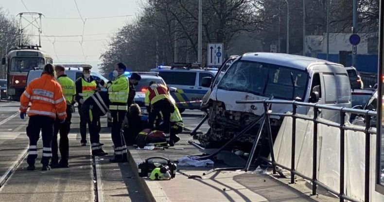 Бус помете хора на спирка в Прага