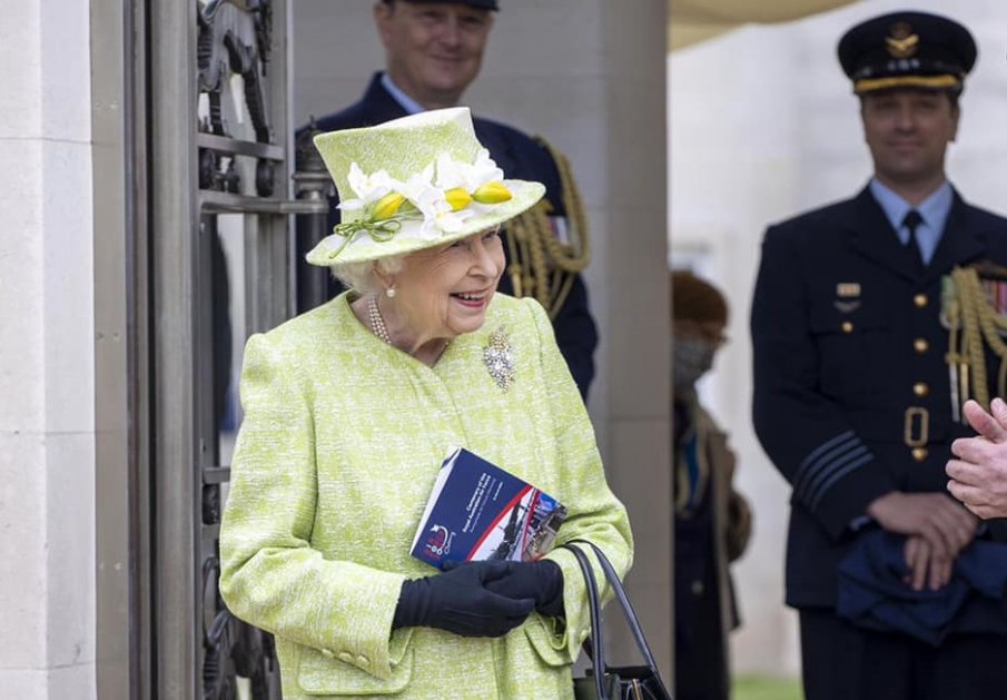 Кралица Елизабет II с първа присъствена поява за годината (СНИМКИ)