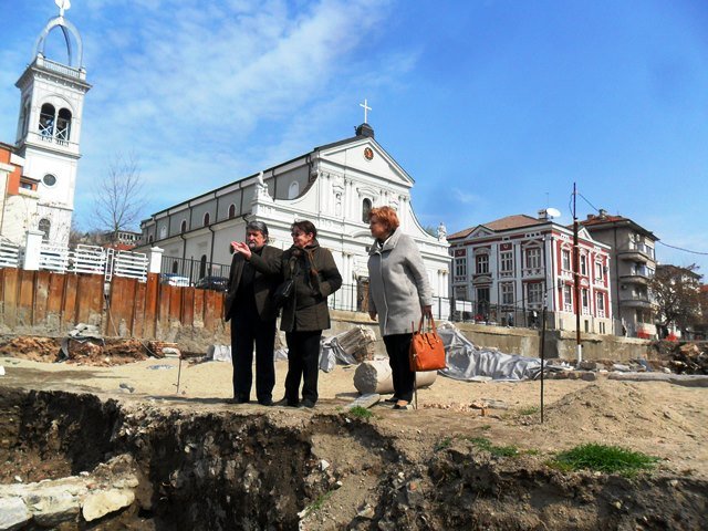 Вежди Рашидов с лично дарение за библиотеката в Пловдив