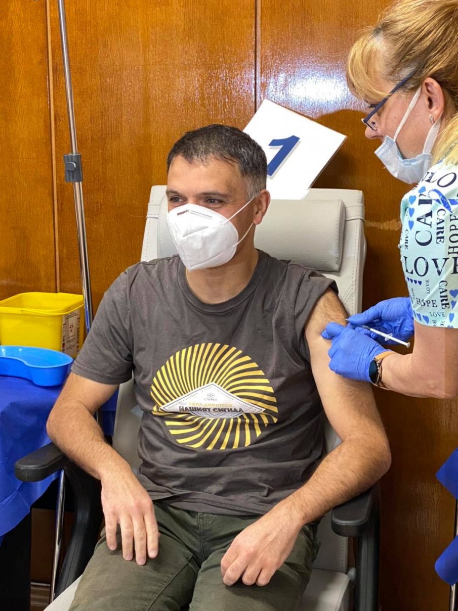 Васко Василев се ваксинира срещу COVID-19 във ВМА (СНИМКА)
