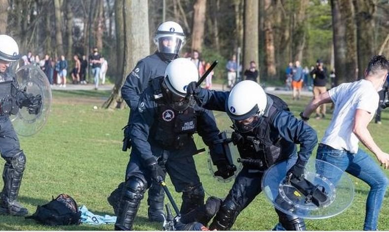 Полицията в Белгия разгони с коне, сълзотворен газ и водни оръдия парти за 1 април