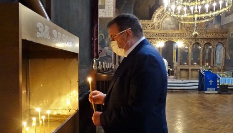 Проф. Костадин Ангелов отиде на църква преди да пусне бюлетина: Гласувах за свят без пандемия и за края на този кошмар