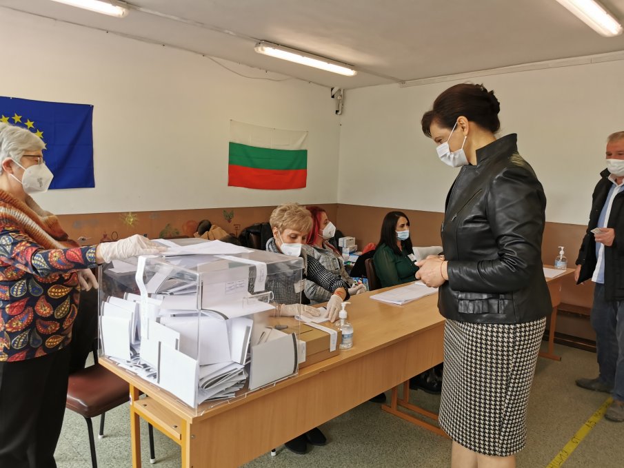 Д-р Даниела Дариткова: Гласувах с надеждата, че утре ще се обединим и ще работим заедно за България (СНИМКИ)