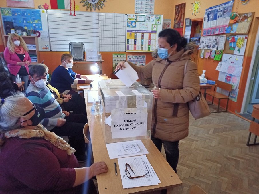 Десислава Танева даде вот с хартиена бюлетина: Гласувах за сигурността и за това да продължат започнатите политики