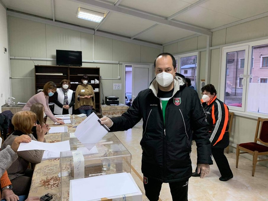 Кметът-рекордьор на ГЕРБ гласува пръв