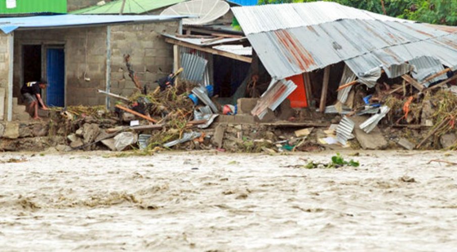 Расте броят на жервите след наводненията в Индонезия