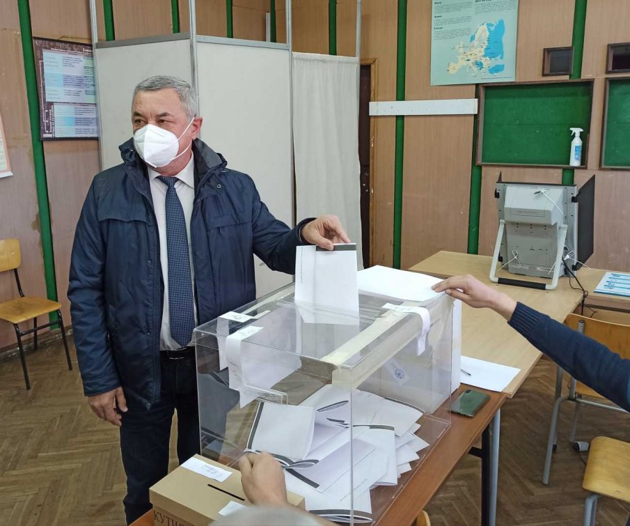 Валери Симеонов гласува с хартиена бюлетина в Бургас: Няма софтуер, който може да бъде манипулиран. Нито пък има софтуерни специалисти от Венецуела