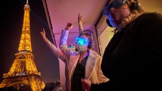 Разследват нелегални луксозни купони в Париж