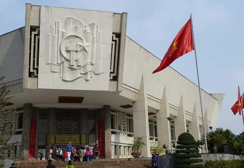 Парламентът на Виетнам избра Нгуен Суан Фук за президент на страната