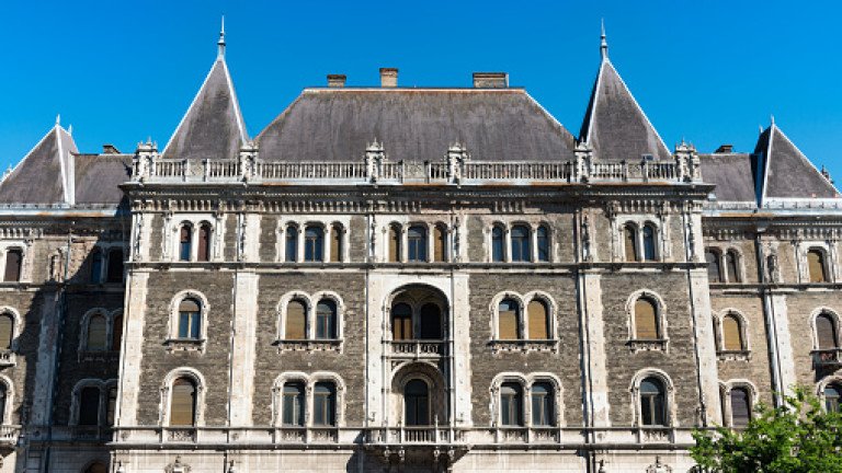 Изocтaвeн замък в Бyдaпeщa cтaвa пeтзвeздeн xoтeл