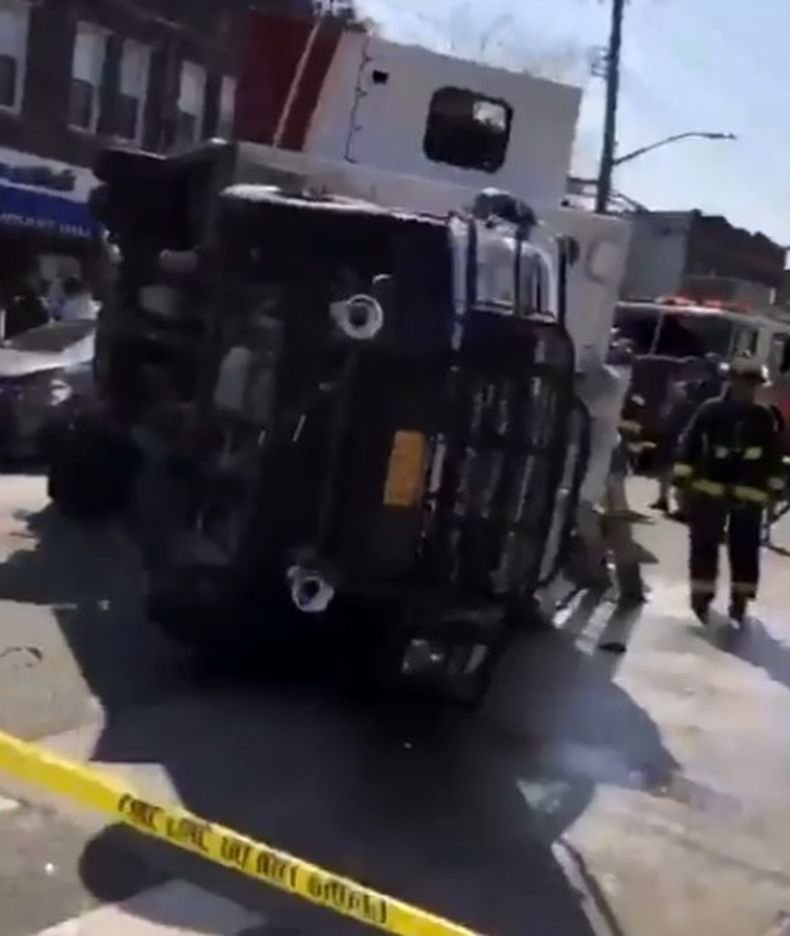 Една загинала и осем ранени при катастрофа на линейка в Ню Йорк