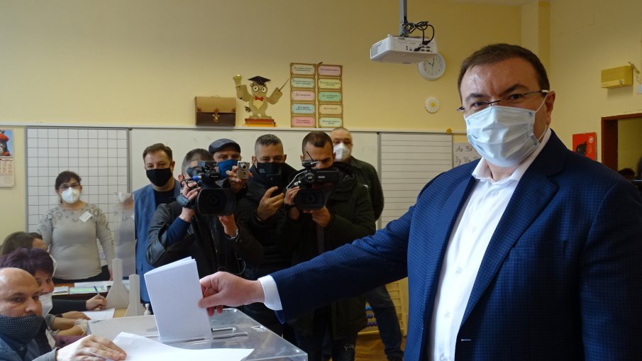 Проф. д-р Костадин Ангелов във Велико Търново: Гласувах за здравето и спокойствието на хората (СНИМКИ)