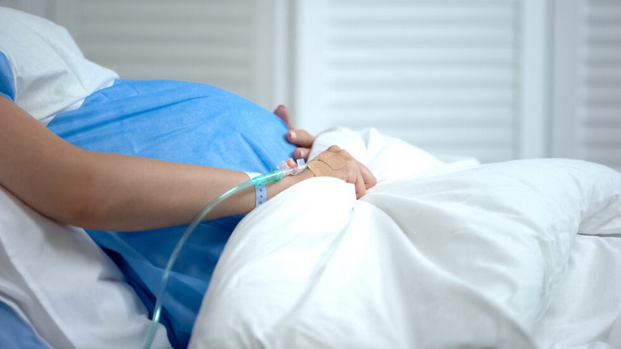 Лекарите в Добрич спасиха живота на 33-годишната родилка с COVID-19