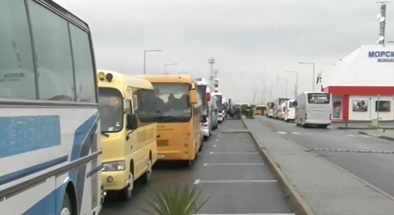 Десетки автобуси с членове на СИК чакат с часове на Морската гара в Бургас