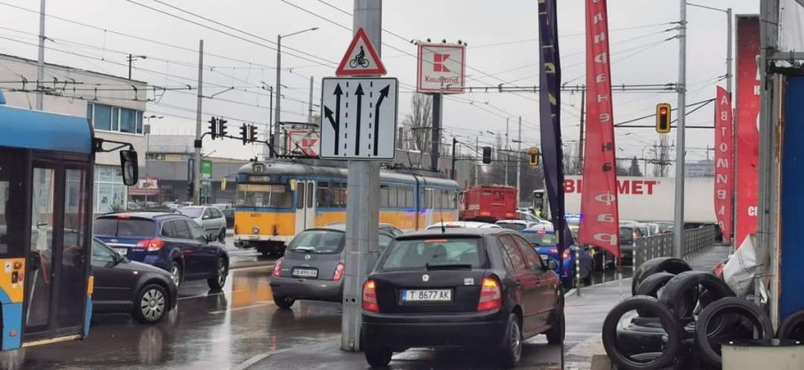 Камион и трамвай се сблъскаха в София (СНИМКИ)