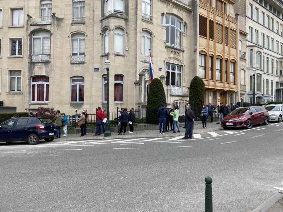САМО В ПИК: Опашка от гласуващи пред посолството ни в Брюксел (СНИМКИ)