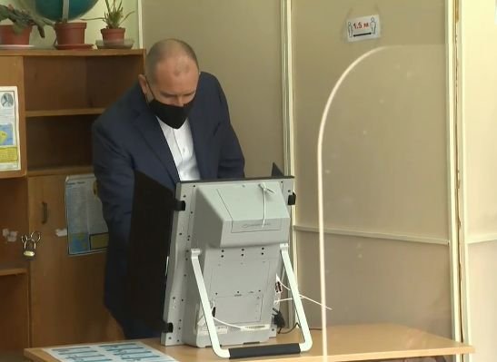 В деня на вота: Румен Радев сее омраза, обвинява Борисов за шпионския скандал