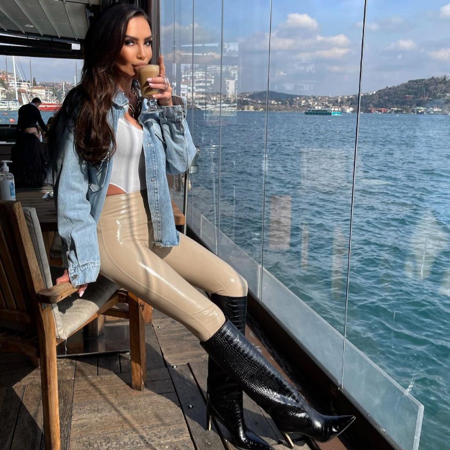 Бившата на Божинката пак захвърли дрехите (СНИМКА)