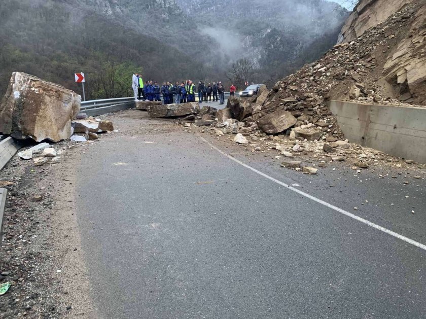 Свлачище затвори пътя Кричим - Девин