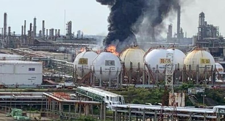 Седем пострадали при пожар в нефтопреработвателен завод в Мексико
