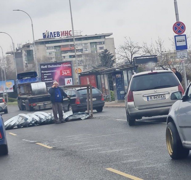 Камион разпиля необезопасен товар и блокира основен булевард във Варна (СНИМКА) Камион разпиля необезопасен товар и блокира основен булевард във Варна (СНИМКА)