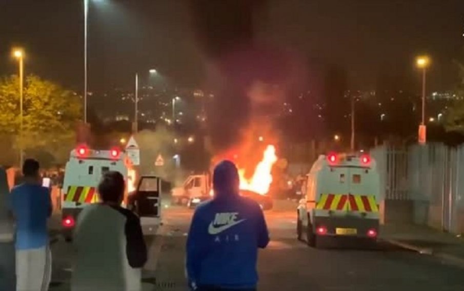 Бунтовете в Северна Ирландия не спират, поредна нощ на батални сцени в Белфаст