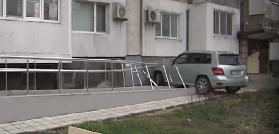 Кола се вряза в жилищен блок в Бургас (СНИМКА)
