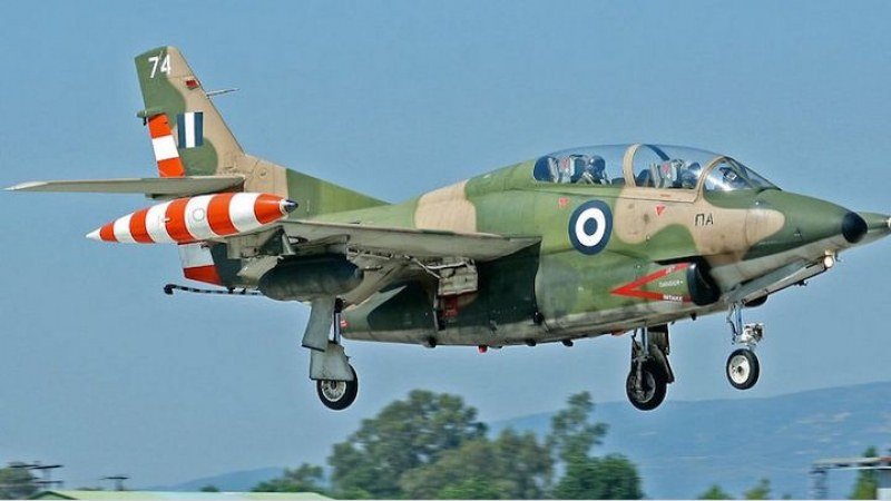 Учебен самолет на турските ВВС падна в Измир