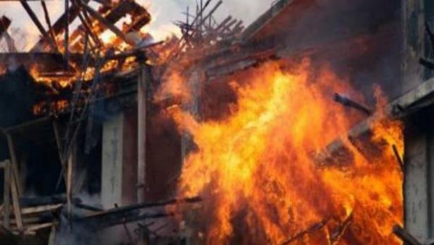 Къща изгоря в Черногорово, спасиха възрастната собственичка