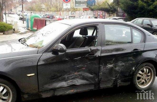 КАСКАДА: Мацка заби колата си в жилищна сграда във Варна