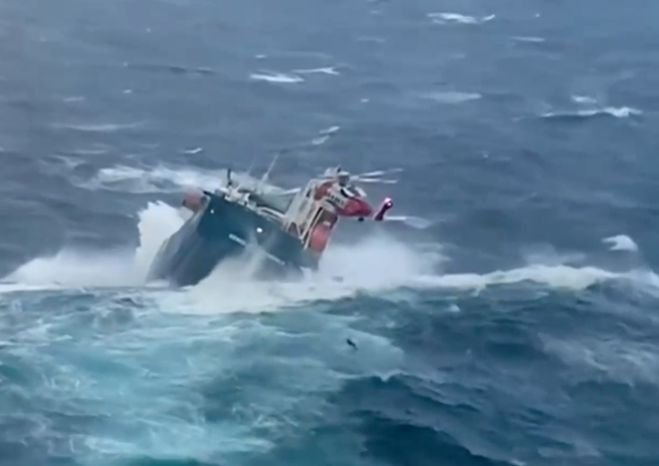 Кораб потъва край бреговете на Гърция, българският екипаж е спасен