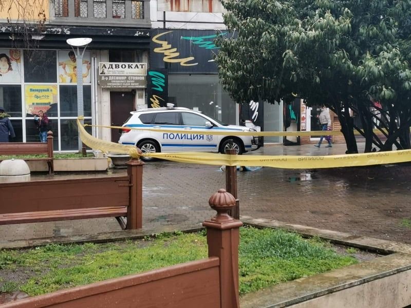 ОТ ПОСЛЕДНИТЕ МИНУТИ: Трупът пред общината в Бургас е на 42-годишен арменец! Глътнал си езика, докато се боричкал с двама мъже ОТ ПОСЛЕДНИТЕ МИНУТИ: Трупът пред общината в Бургас е на 42-годишен арменец! Глътнал си езика, докато се боричкал с двама мъже